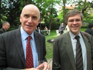 Centre Missionnaire Carhaix - Le pasteur Samuel Charles s’entretenant avec Mr Gordon Showell-Rogers, ancien secrétaire Général de l’Alliance Evangélique Européenne (AEE), et actuel Directeur International de l’Alliance Evangélique Mondiale (WEA).