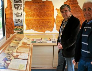 L'exposition sur l'histoire de la Bible jusqu'en Centre-Bretagne de l'Association des amis du protestantisme parcourt les marchés du Poher à bord d'un mobilhome.
